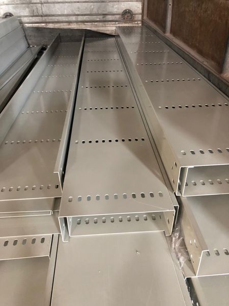 Máng cáp sơn tĩnh điện