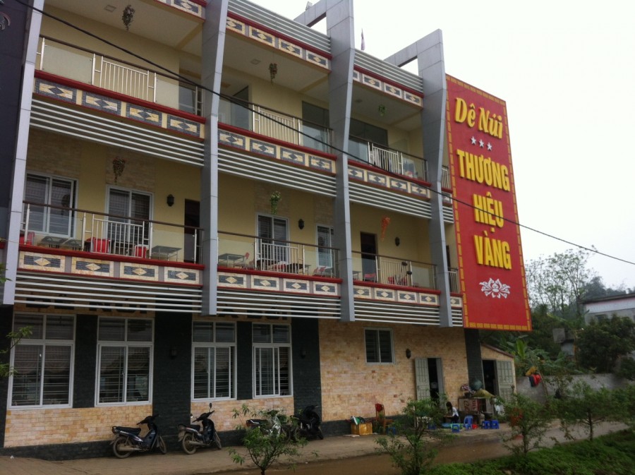 Mặt dựng Alu - chữ nổi