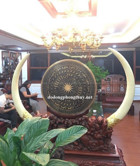 Mặt trống đồng đỏ đục nổi hoa văn