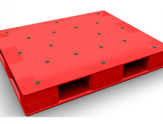 Pallet nhựa cũ màu đỏ