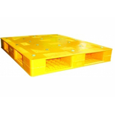 Pallet nhựa cũ màu vàng