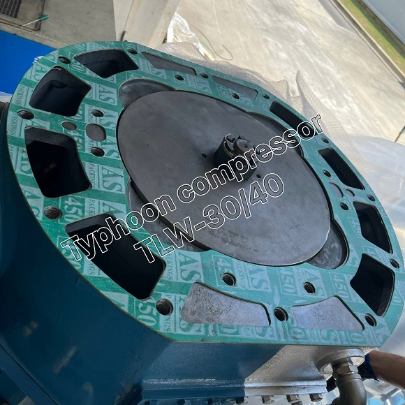 Máy nén khí thổi chai PET hiệu Typhoon