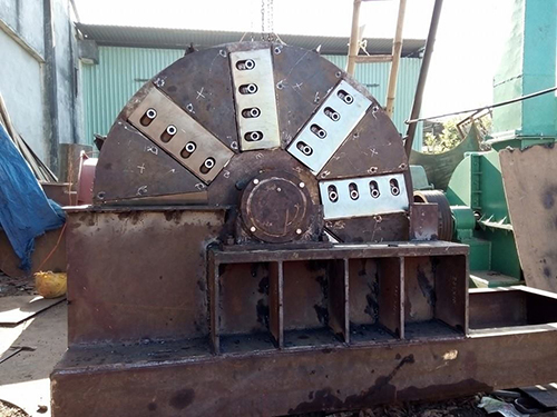 Máy băm cây gỗ