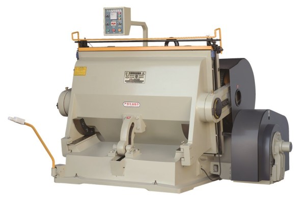 Máy bế thùng carton