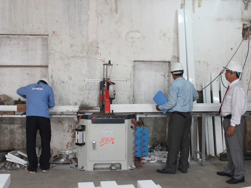 Máy cắt thẳng nhôm