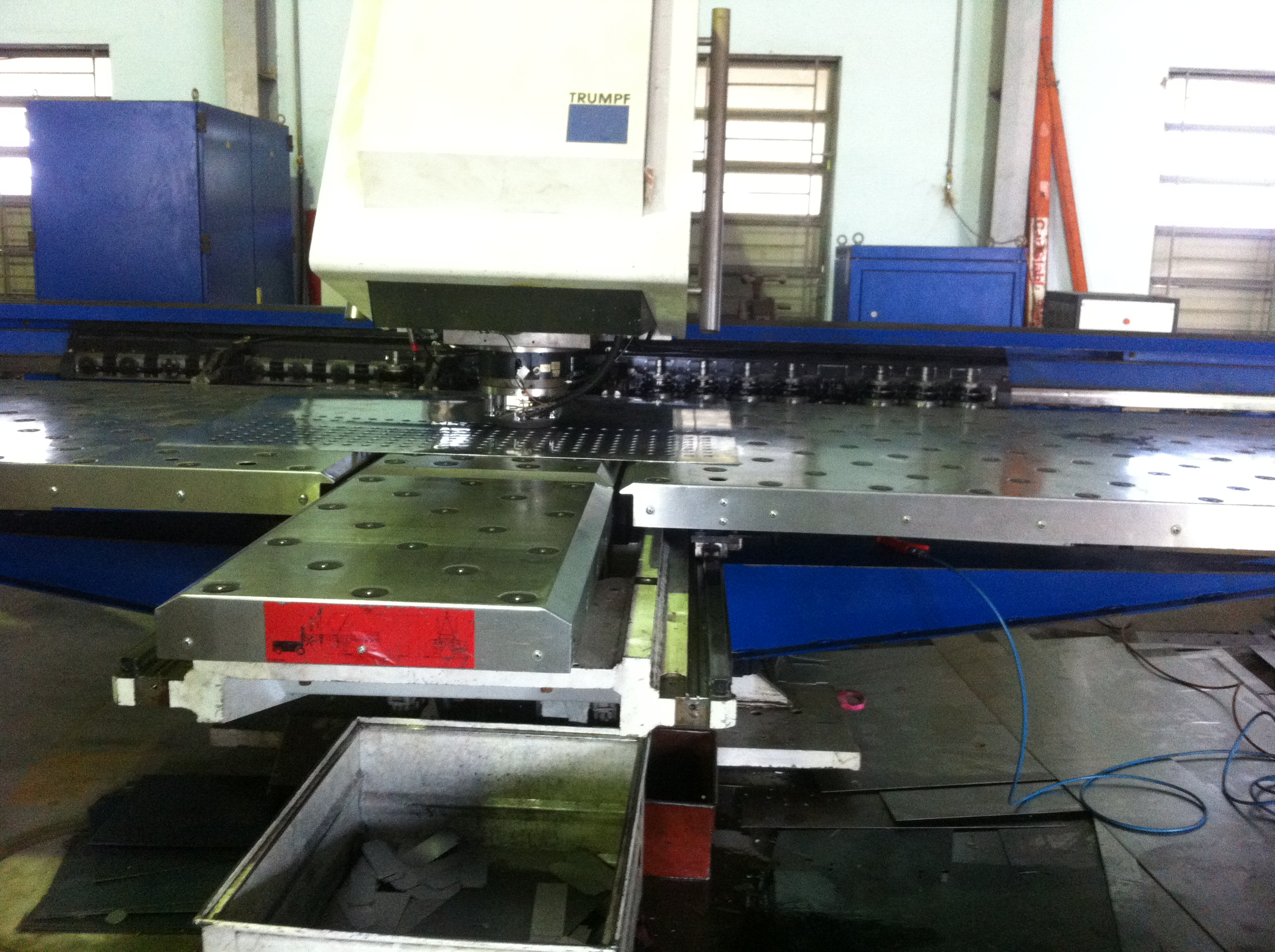 Máy đột dập CNC