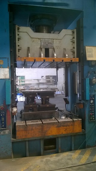 Máy ep 1200 tấn