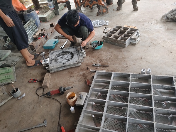 Khuôn mẫu tự chế tạo