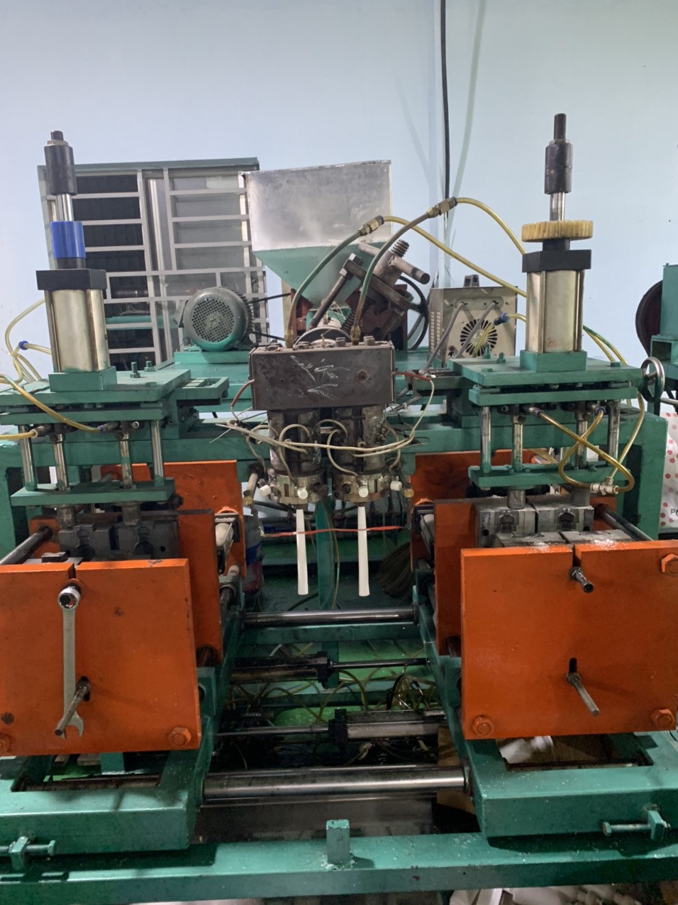 Máy thổi nhựa