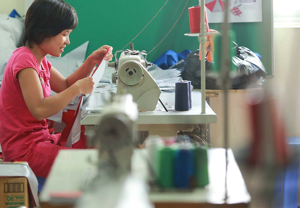 Công đoạn may và đính tai cài