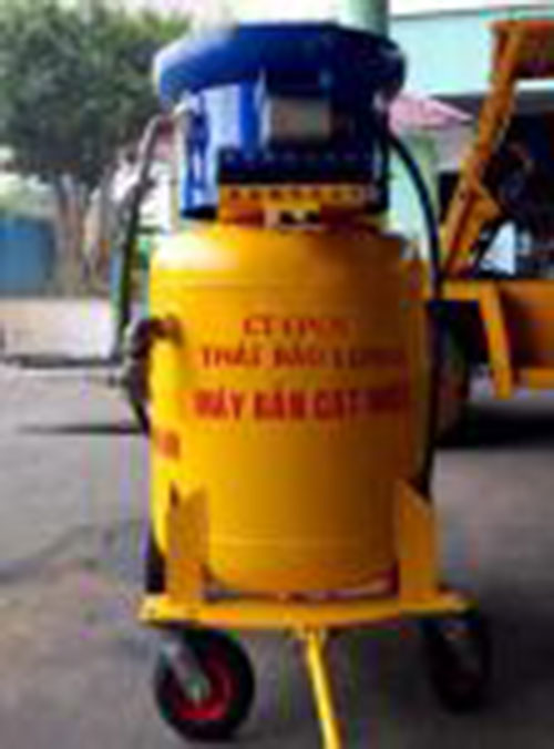 Máy bắn cát nước
