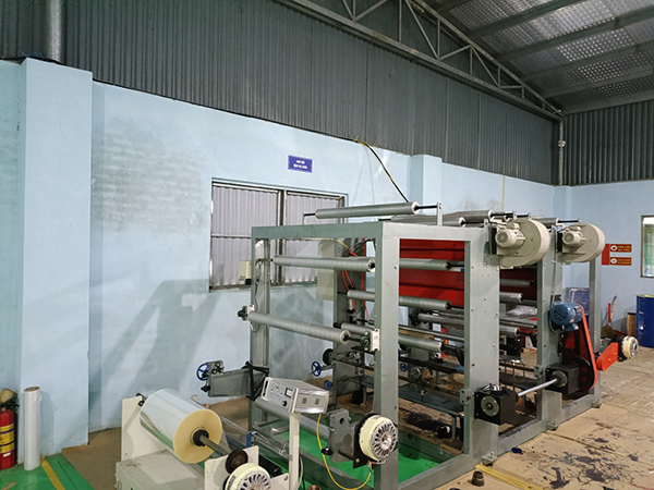 Máy in màu trước khi tráng keo