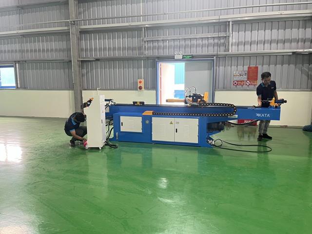 Máy uốn CNC
