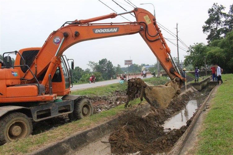 Máy xúc có cò nạo vét kênh mương