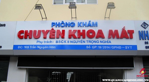 Biển mica chữ nổi