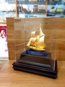 Mô hình thuyền buồm mạ vàng