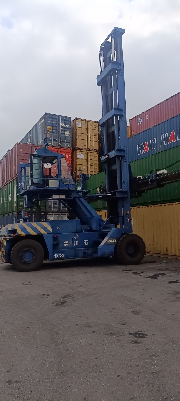 Xe nâng vỏ container