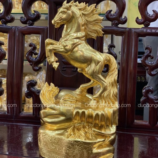 Ngựa hí trên cỏ to dát vàng 9999