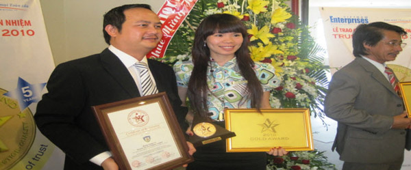 Nhận cúp và giấy chứng nhận