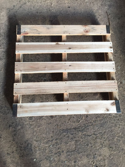 Pallet gỗ trầm đai nẹp sắt