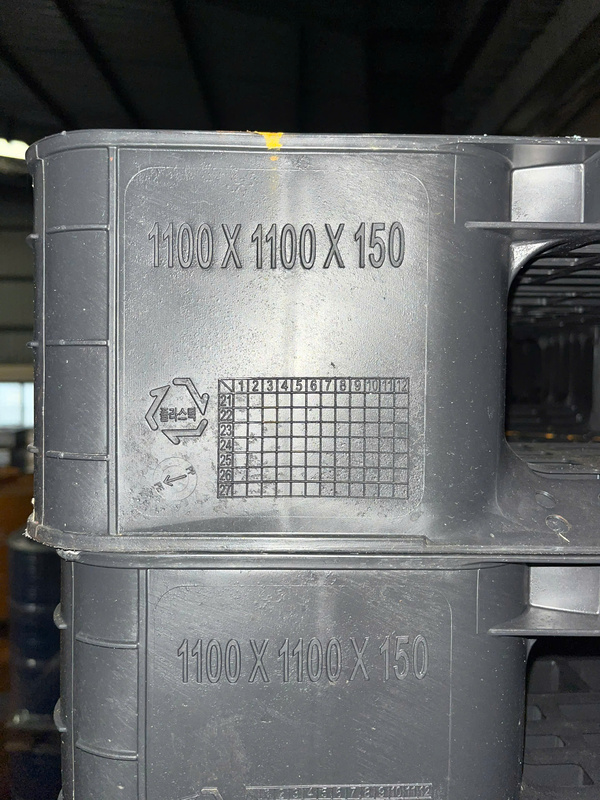 Pallet nhựa 1.1mx1.1mx15cm