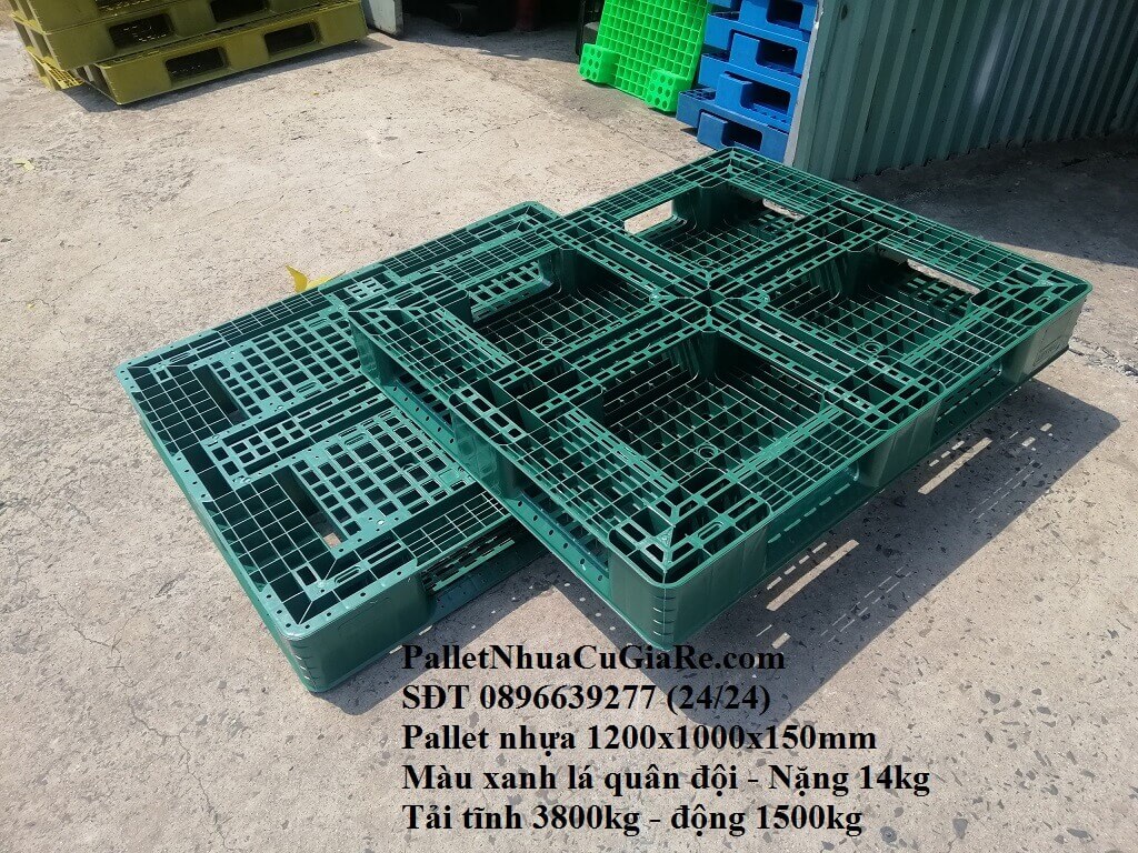 Pallet nhựa màu xanh lá