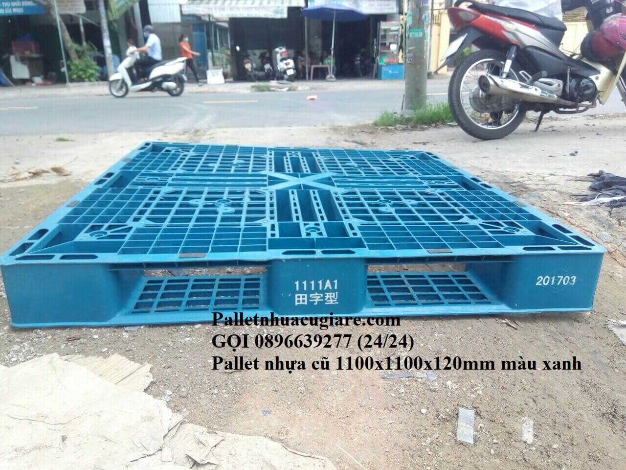 Pallet nhựa màu xanh
