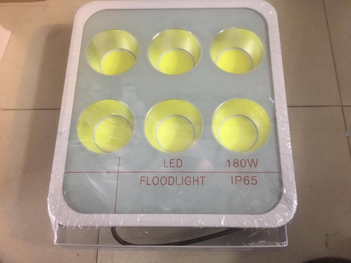 Đèn Led pha tụ quang