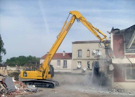 Phá dỡ mặt bằng