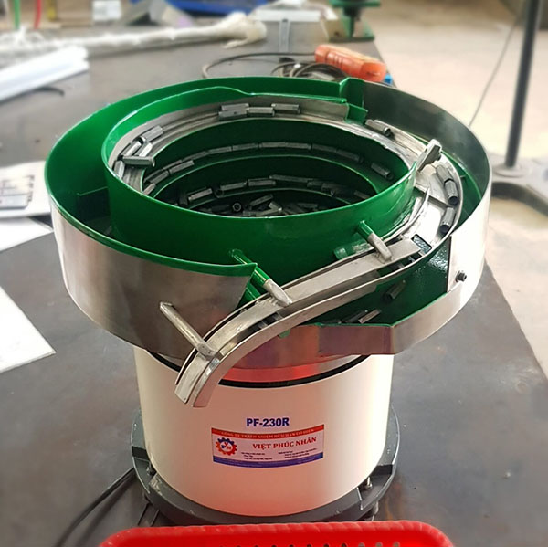 Phễu rung cấp sản phẩm tự động