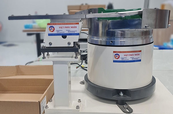 Phễu rung cấp sản phẩm tự động