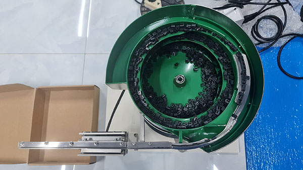 Phễu rung cấp sản phẩm tự động