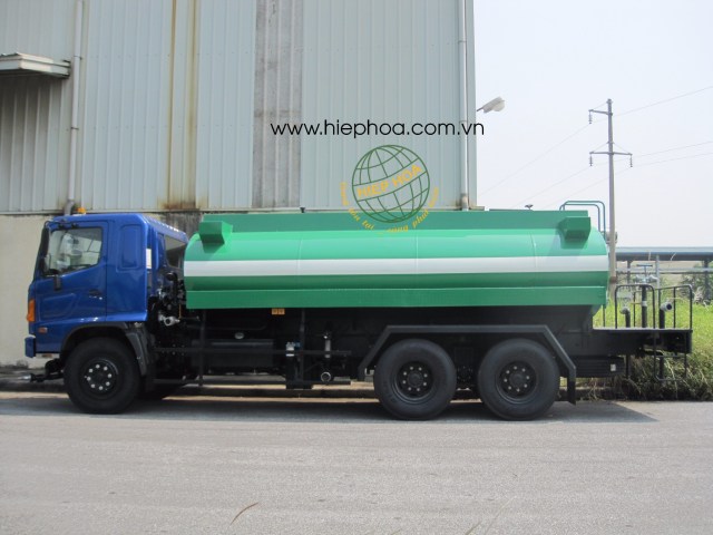 Xe phun nước rửa đường