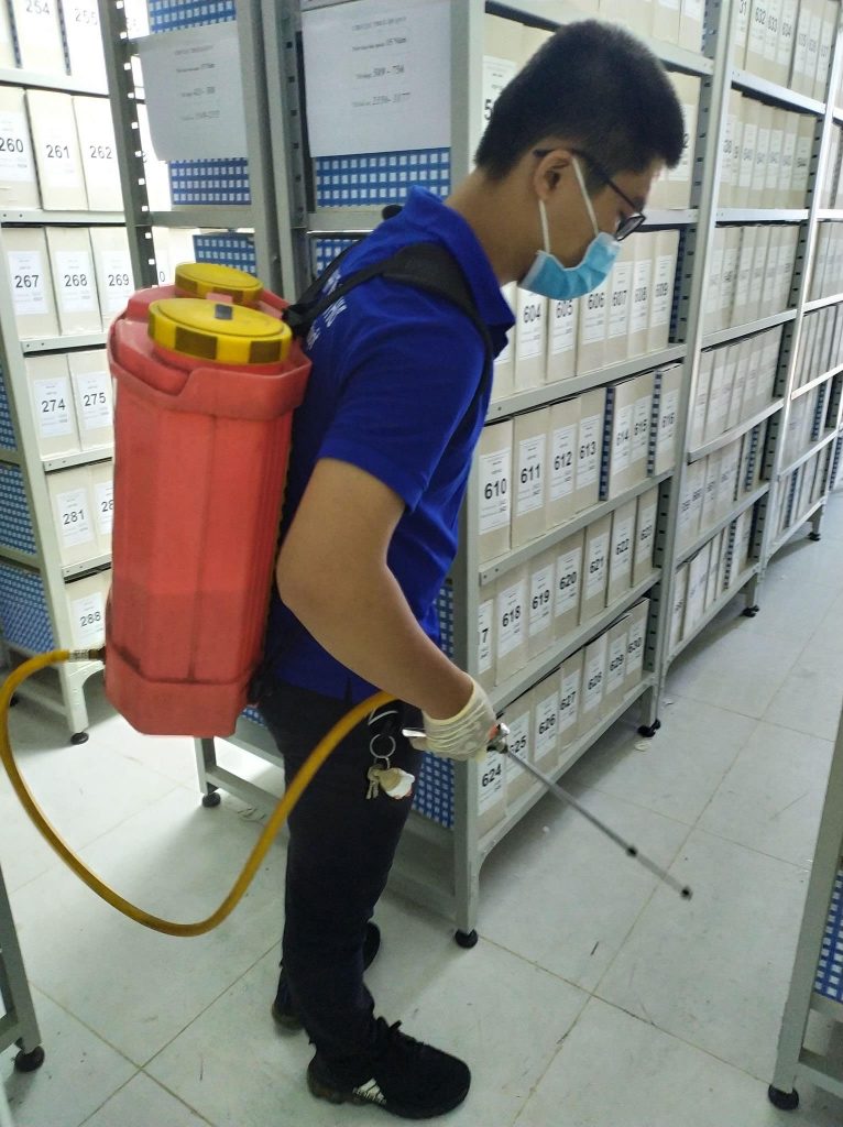 Phun thuốc diệt mối