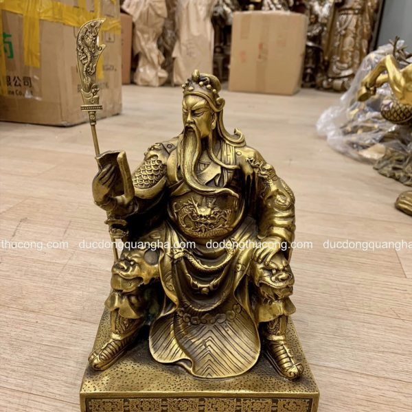 Quan công ngồi đọc sách đồng vàng