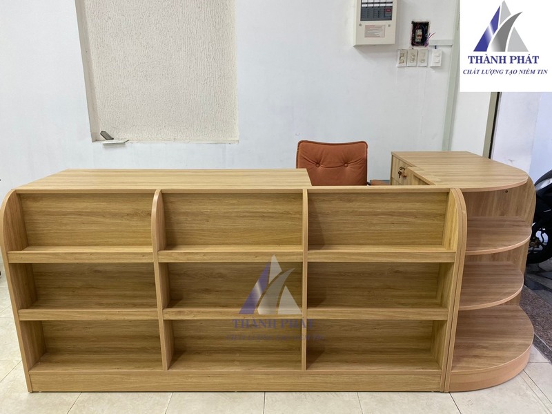 Quầy thu ngân gỗ L2.4m
