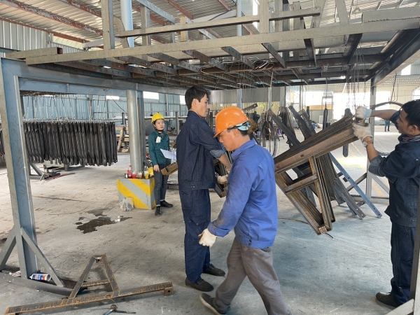 Treo hàng và xử lý tẩy rửa