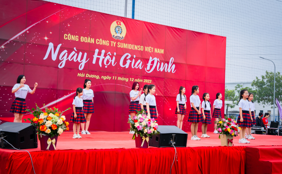 Bàn ghế gỗ