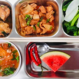 Gà kho gừng, thịt xào cải bắp