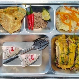 Gà luộc muối tiêu chanh, trứng chiên