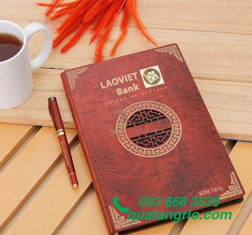 Sổ bìa gỗ khắc logo và nội dung