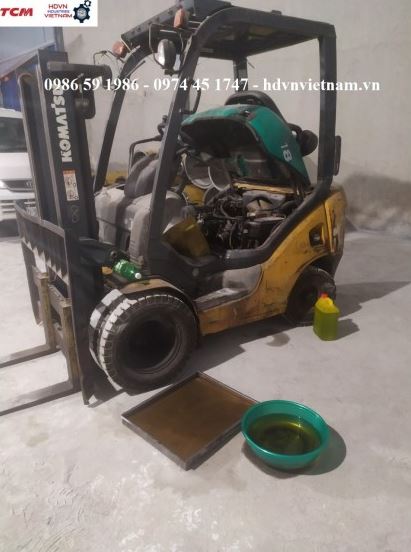Sửa chữa xe nâng bị đổ nhầm xăng thành dầu nên không nổ máy được