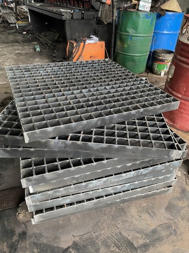 Tấm sàn grating
