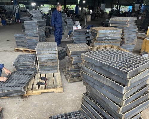 Tấm sàn grating
