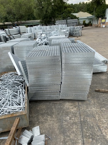 Tấm sàn grating