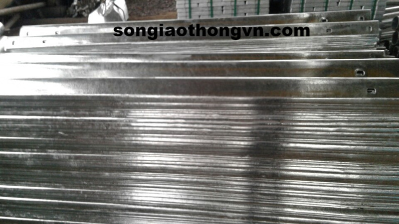 Tấm sóng mạ kẽm nhúng nóng dài 3.32m dày 3mm