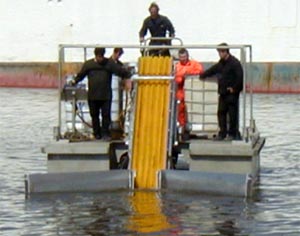 Tàu vớt dầu, rác
