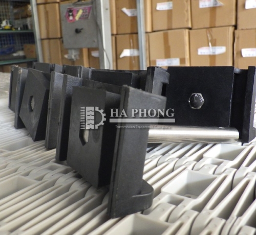 Tay gá dẫn hướng băng tải