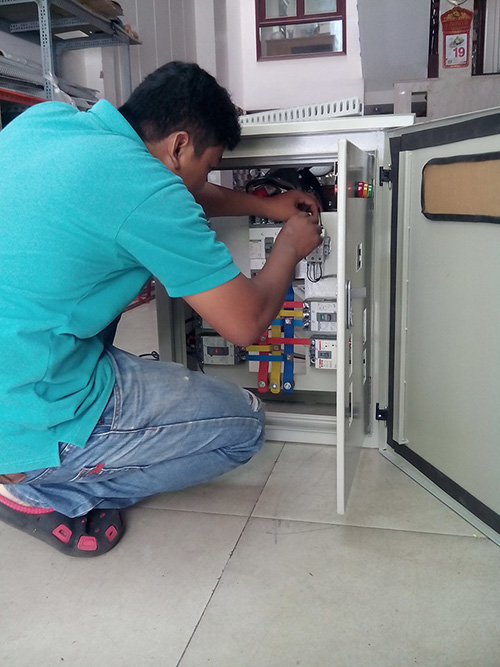 Lắp đặt tủ bảng điện