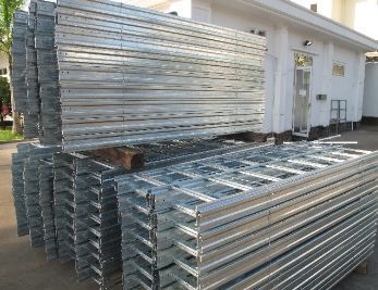 Thang máng cáp điện giàn giáo